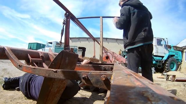 ложим новое днище на жатке. смотреть онлайн