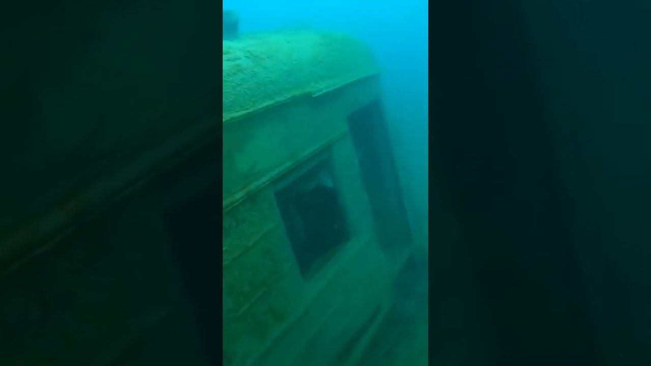 Нашел под водой затонувший поезд! #дайвинг #находкиподводой смотреть онлайн