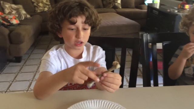 August & Ocean Make a Rubber Egg & Chicken Bone смотреть онлайн