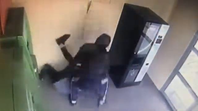 Грабитель украл сумку не побоявшись камер смотреть онлайн