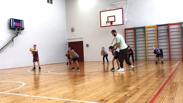 Баскетбол для начинающих | Тренировки по баскетболу для детей | Стойка тройной угрозы смотреть онлайн