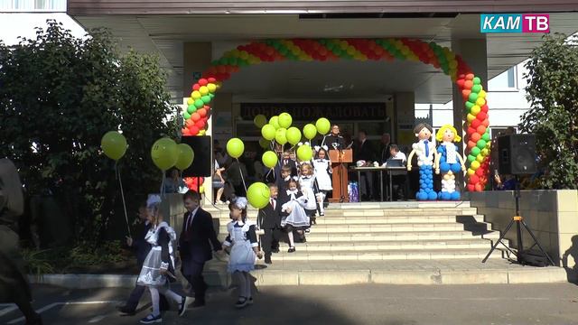 Лето пролетело и в школах затрезвонили первые звонки смотреть онлайн