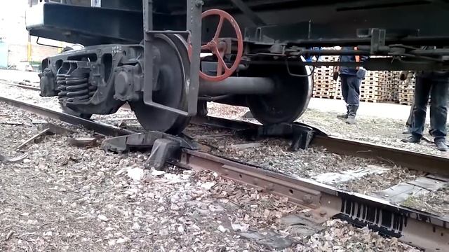 Подъем сошедшего вагона с помощью накатного башмака "Лягушка" смотреть онлайн