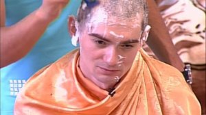 Венц побрился налысо