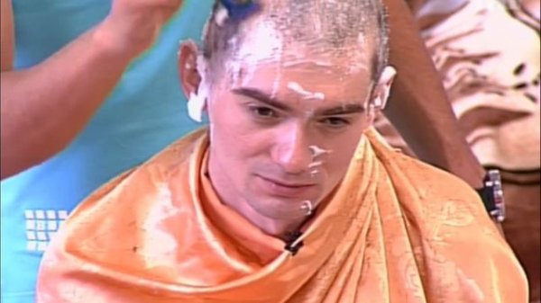 Венц побрился налысо