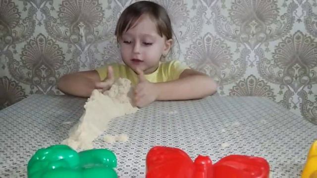Кинетический песок лепим замок из песка формочками Kinetic sand sculpt sand castle molds смотреть онлайн