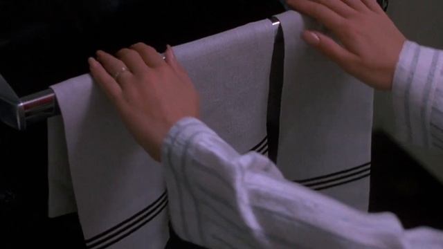 Sleeping with the Enemy - towels scene смотреть онлайн