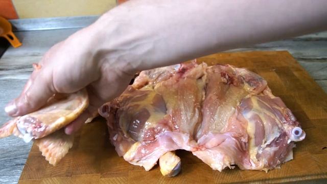 КАК СНЯТЬ С КУРИЦЫ ВСЕ КОСТИ?! смотреть онлайн