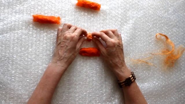 Валяние бусин с готовыми отверстиями./How to make felt balls with a hole. смотреть онлайн