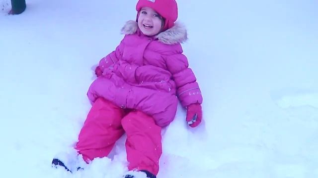 Выпал снег и сразу растаял. Василиса катает куклу на санках/ Санки для Беби Бона смотреть онлайн