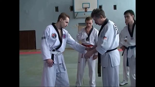 Болевые приемы в Кёнгму Хапкидо. Болевой на локоть обхватом. (Базовый вариант)