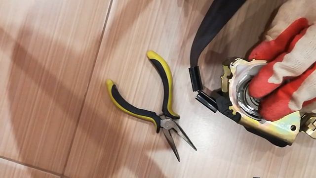 Не затягивает ремень безопасности, как натянуть пружину. Пример на Рено Меган 2 смотреть онлайн