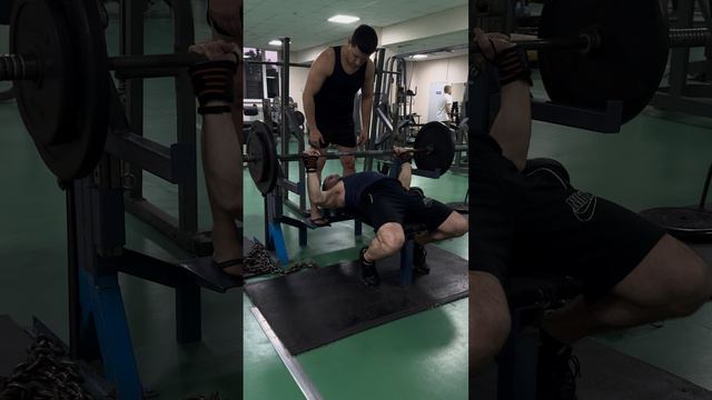 Подсобное упражнение для срыва в жиме лёжа смотреть онлайн