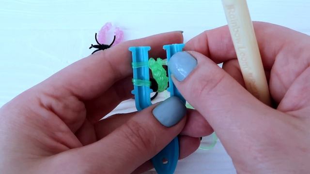 КОЛЬЦО ПАУК ИЗ РЕЗИНОК на рогатке без станка | Spider ring rainbow loom смотреть онлайн