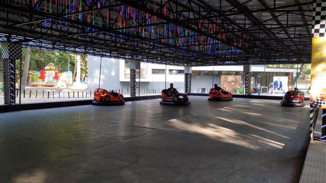 Парк развлечений. Аттракционы. Зона отдыха. Машинки. Бамперные автомобили. Электромобили. Качели. смотреть онлайн