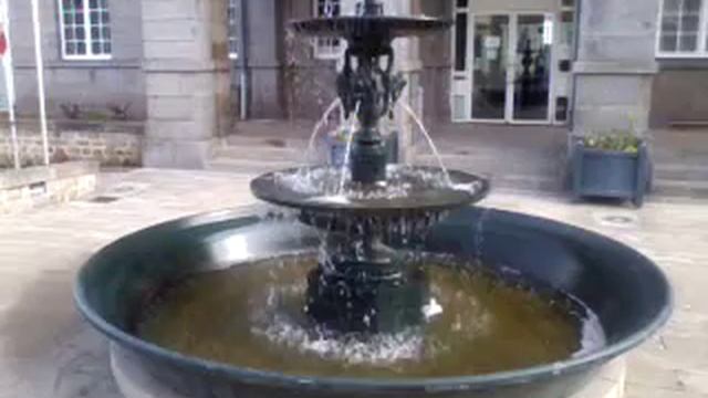Fontaine sur la place de la mairie à Domfront 61700 смотреть онлайн