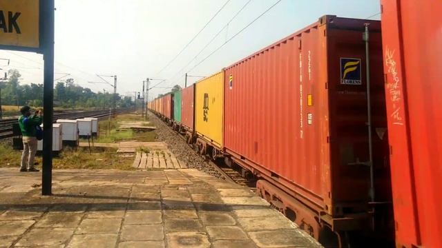 Rare Capture || Twins Src wap4 Haluing Loaded Container wagons Freight Train With Full Mps of Speed смотреть онлайн
