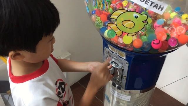 Soccer Ball Bouncy Balls Vending Machine смотреть онлайн