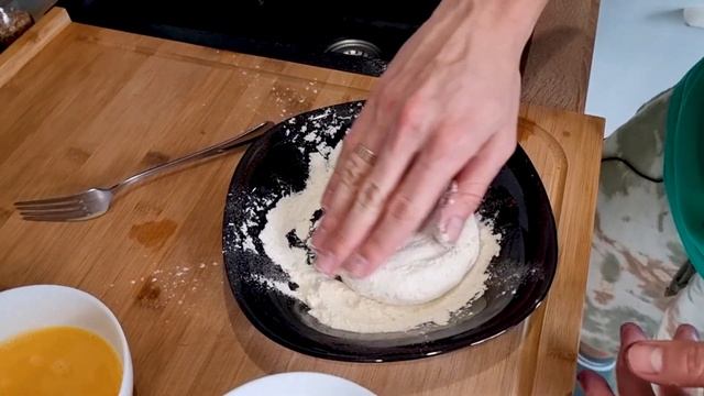 Камамбер Жареный с Черничным Соусом - в Панировочке смотреть онлайн