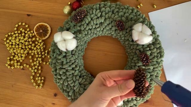 Новогодний венок своими руками из пряжи Alize Puffy Fine (Christmas wreath DIY) смотреть онлайн