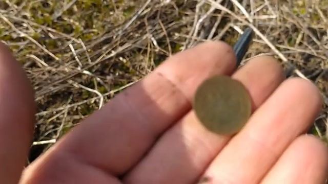 Поиск монет в заброшенной деревне.