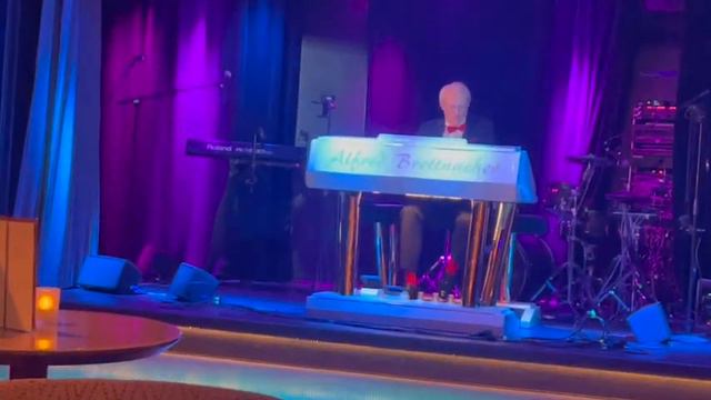 Concert Show on Christmas Eve in the Schaubar on the cruise ship "Mein Schiff 6" from TUI Cruises смотреть онлайн