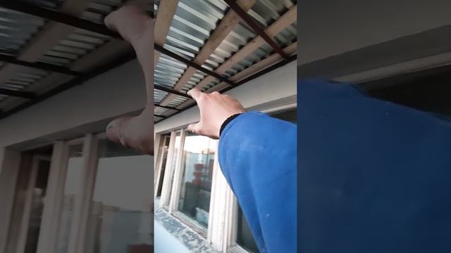 Крыша над балконом в Зеленограде. Козырек на последнем этаже. Ремонт крыши. Установка крыши. смотреть онлайн