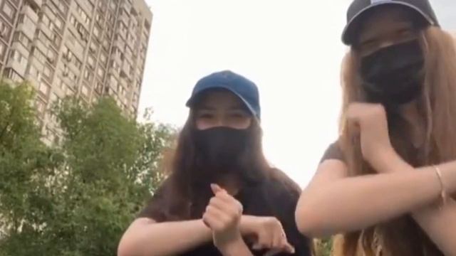 Алинка - малинка, Сабинка - витаминка! Загитова с сестрой показали смешное подобие танца смотреть онлайн