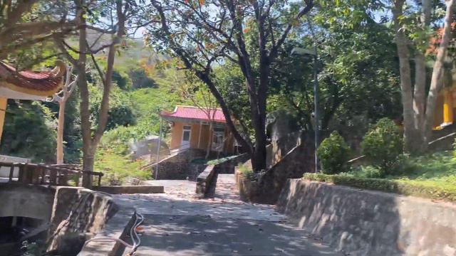 Вьетнам посетили пагаду где были раньше крокодилы . Интересно и главное людей не так много . смотреть онлайн