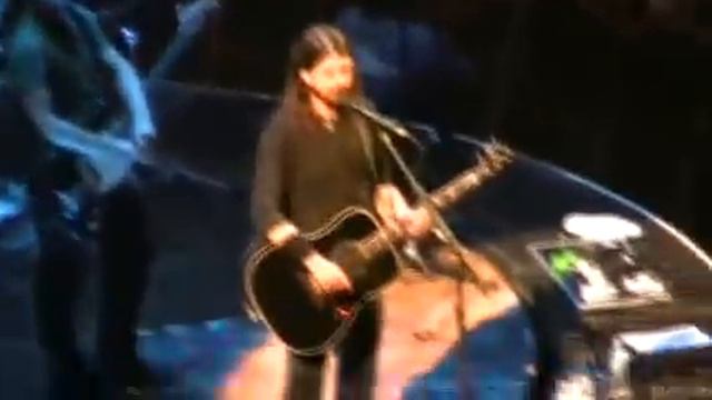 Dave Grohl Smashes His Guitar смотреть онлайн