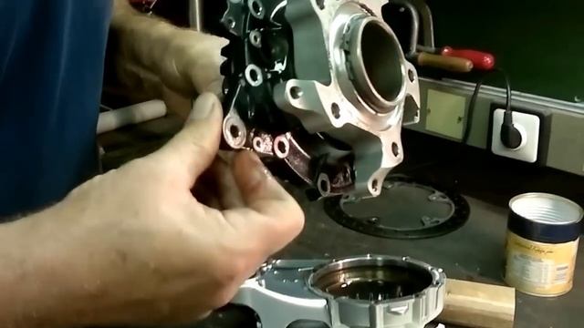 BMW 1200 GS FINAL DRIVE DISASSEMBLY / BMW GS 1200, POPRAVILO IN ZAMENJAVA LEŽAJEV V KARDANU. смотреть онлайн