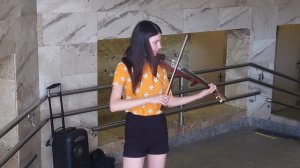 Прекрасное далёко.- На скрипке в переходе.