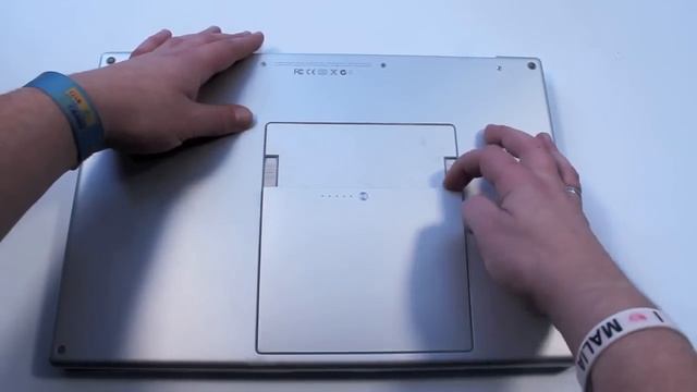 Ремонт MacBook Pro 15.4" A1226 2007 замена аккумулятора (battery) смотреть онлайн