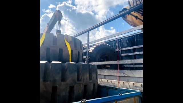 Погрузка манипулятором колес от БЕЛАЗА смотреть онлайн