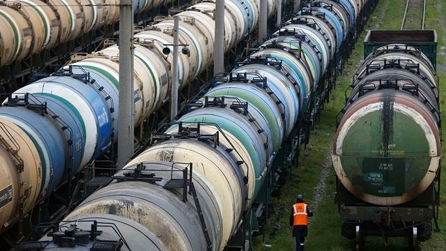Эксперт оценил идею хранения нефти в железнодорожных цистернах смотреть онлайн