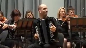 Астор Пьяццолла - танго  Libertango (танго свободы). Солист - Марио Стефано Пьетродарки.