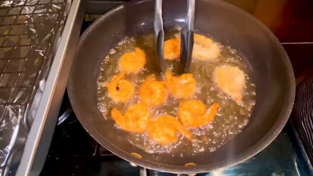 THE BEST SALT AND PEPPER SHRIMP RECIPE | FALL COOKING SERIES #shrimpsrecipe #grits #sunnysideupegg смотреть онлайн