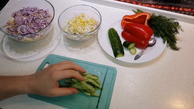 2 салата из кальмаров. Салат из кальмаров с яйцом и луком. Салат из кальмаров с огурцом и перцем. смотреть онлайн