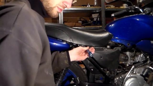 Как снять седло на мотоцикле YAMAHA YBR 125 смотреть онлайн