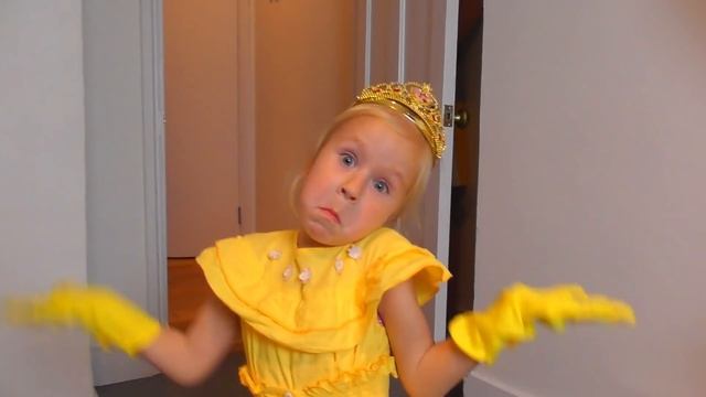 Алиса и Даня играют в прятки и догонялки с куклами в доме Alice Pretend play Hide and seek Chelleng смотреть онлайн