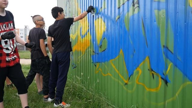 KIDS ARE PAINTING GRAFFITI ! смотреть онлайн