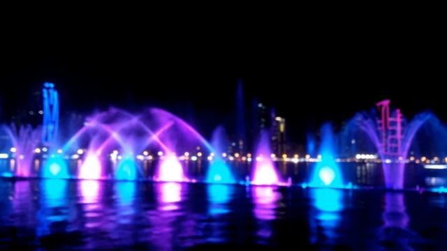Достопримечательности Эмиратов. Танцующий фонтан в Шардже. смотреть онлайн