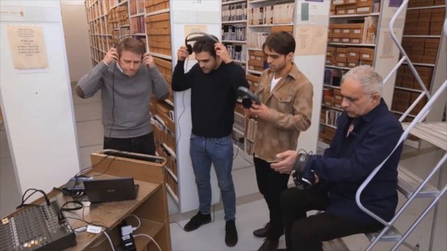 Hanif Kureishi learns about London dialect смотреть онлайн