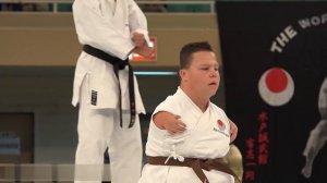 Самый мужественный каратист в мире.