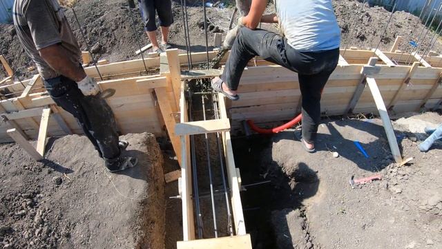 7 х. Воскресенский. Анапа. Заливка цоколя таврового ленточного фундамента (часть 1). смотреть онлайн