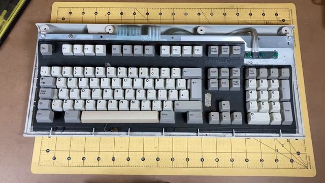 Bolt Modding and Repairing an IBM Model M Keyboard - Part 1 смотреть онлайн