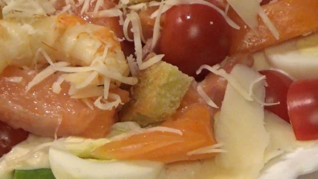 Салат Цезарь со слабосоленой семгой и креветками. смотреть онлайн