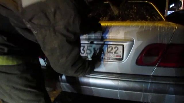Сгорел "Мерседес" у Нового поселка в Бердске на трассе М-52 смотреть онлайн
