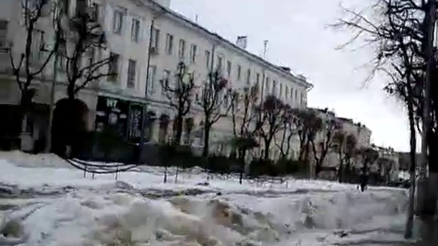 Люди, помогите бабушке перейти лужу! Бабушка медленно переходит лужу