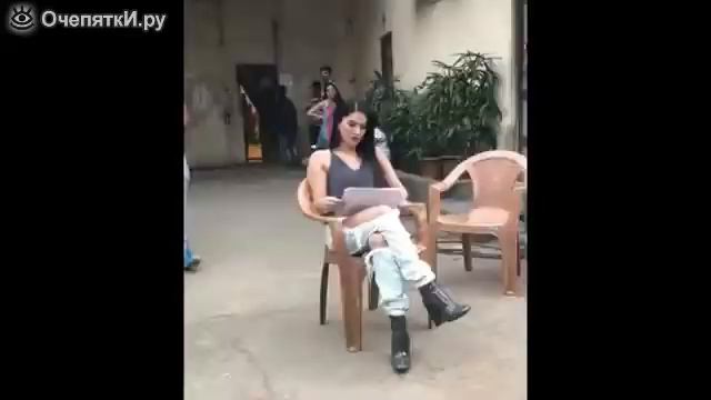 Вот ему влетит от неё - подкинул змею, чуть не обоссалась)) смотреть онлайн
